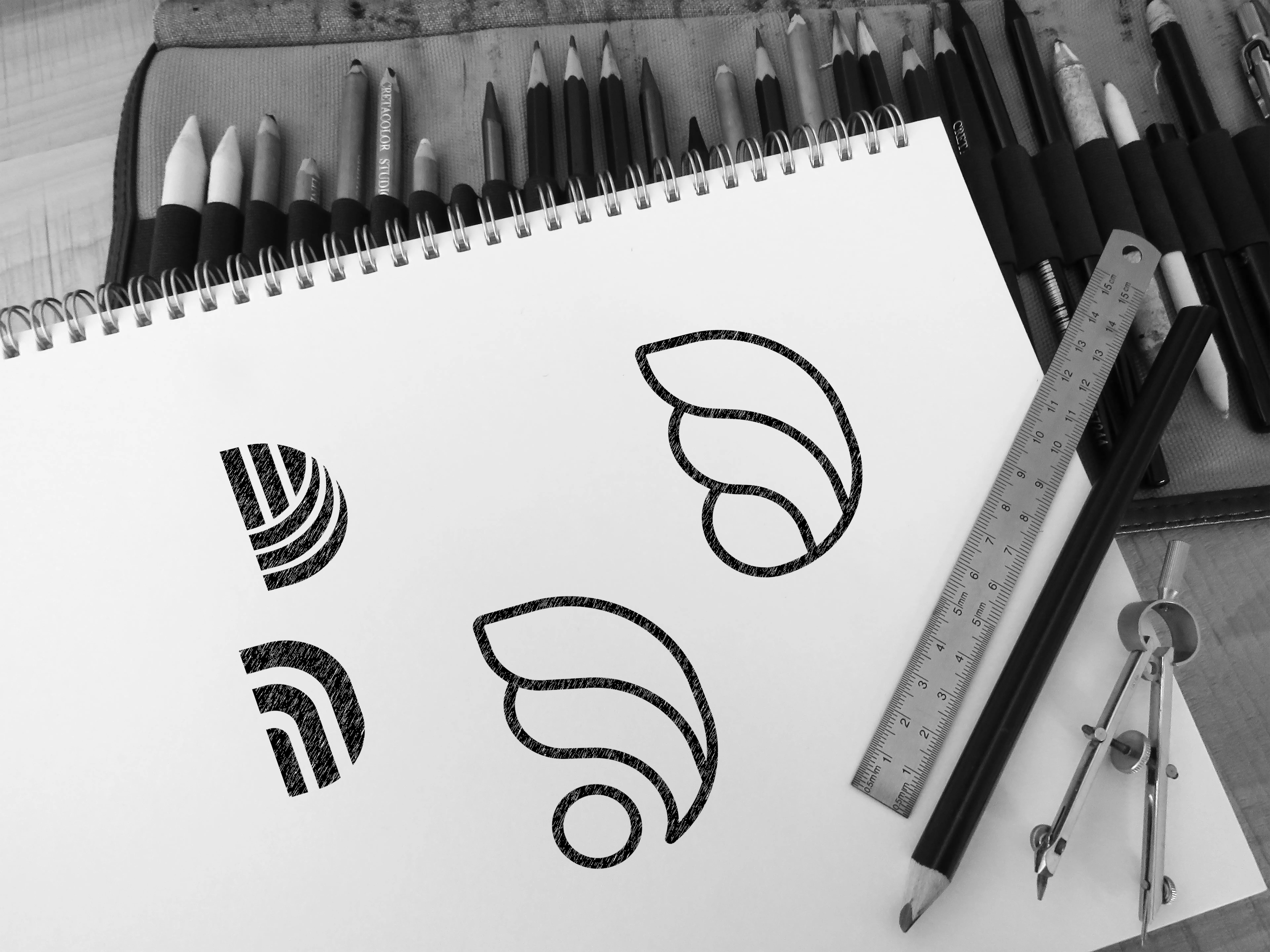 Schritt 1: Initiale Handskizze und Konzeptfindung für das Logo